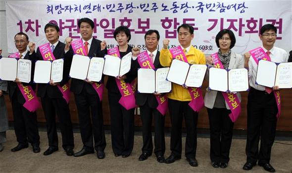 ‘희망자치만들기 경남연대’ 공동대표인 자운스님이 19일 낮 경남 창원컨벤션센터 회의실에서 1차로 선정된 경남지역 야권 단일후보들에게 ‘야권 단일후보’ 지정서를 수여하고 있다. 민주당과 민주노동당, 국민참여당 등 경남지역의 야 3당과 시민단체인 ‘희망자치만들기 경남연대’는 지난 16일 진주시장과 거제시장 등 기초단체장 2명을 비롯해 광역의원 3명, 기초의원 12명 등 17명의 야권 단일후보를 선정했다. 창원/연합뉴스