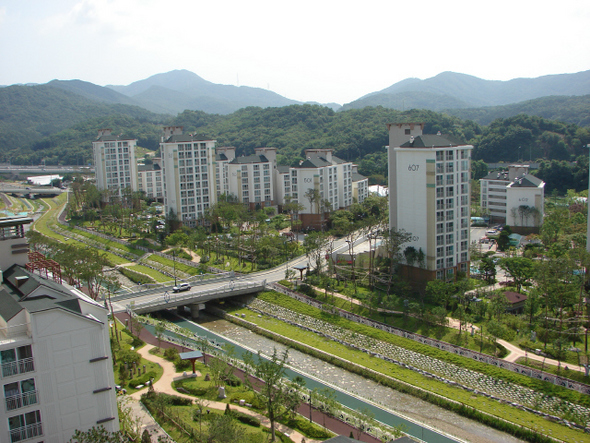 경기 의왕시 청계동의 청계 국민임대지구 전경. 이곳에는 국민임대 993가구가 들어서 2007년 9월부터 무주택 서민들이 입주해 있다. 국민임대는 싼 임대료와 좋은 입지여건 등 장점이 많아 무주택 서민들의 인기를 끌고 있다.   한국토지주택공사 제공