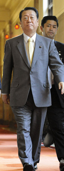 일본 자민당의 오자와 이치로 간사장이 27일 시민으로 이뤄진 검찰심사회가 기소 의견을 낸 뒤 굳은 표정으로 중의원 복도를 걸어가고 있다.  도쿄/AFP 연합뉴스