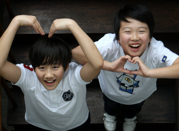 배우 윤준호(13·염창중 1년·사진 왼쪽)와 이강빈(11·샘물초등 5년·오른쪽).
