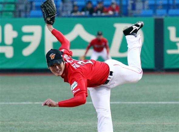 SK와이번스의 ‘좌완 에이스’ 김광현이 29일 기아 타이거즈와의 경기에서 역투하고 있다. 광주/연합뉴스