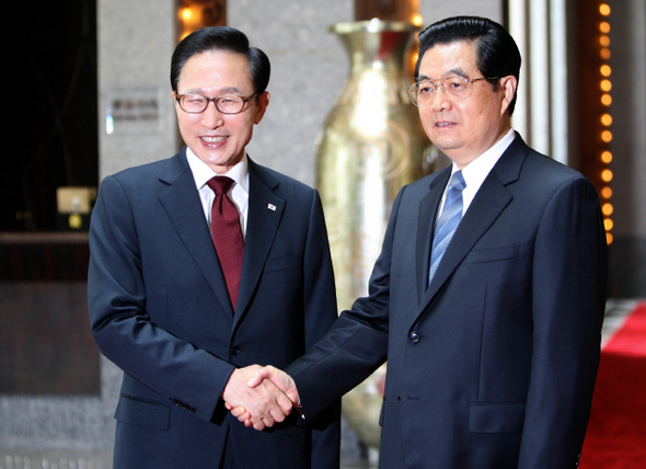 상하이엑스포 개막 행사에 참석하려고 중국을 방문한 이명박 대통령이 30일 오후 상하이 시자오호텔(서교빈관)에서 후진타오 중국 국가주석과 만나 한-중 정상회담을 하기에 앞서 악수하고 있다. 상하이/김봉규 기자 <A href="mailto:bong9@hani.co.kr">bong9@hani.co.kr</A>