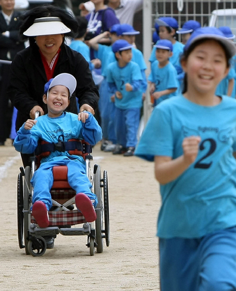 어린이날을 하루 앞둔 4일 오후 서울 송파구 오금동 개롱초등학교 운동회에서 몸이 불편한 한 학생이 특수교육 보조 교사의 도움을 받아 함께 달리며 웃고 있다. 이종근 기자 <A href="mailto:root2@hani.co.kr">root2@hani.co.kr</A>