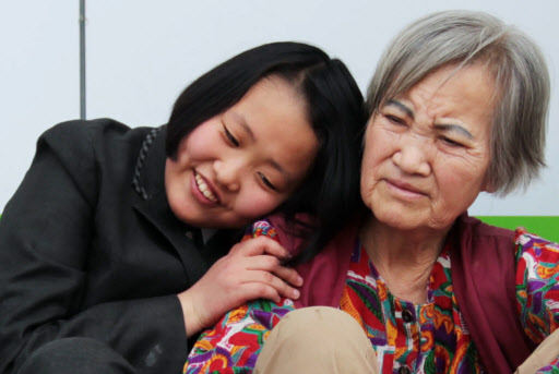 장희숙(14·사진 왼쪽)양과 이춘자(70)씨.