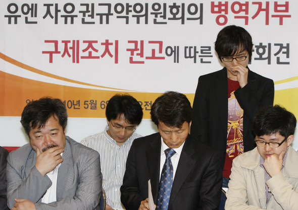 양심에 따른 병역거부로 징역 1년6월형을 선고받고 복역한 조정의민(서 있는 이)씨가 6일 오전 서울 종로구 견지동 평화박물관에서 열린 ‘유엔 자유권규약위원회의 병역거부 구제조처 권고에 따른 기자회견’에서 “앞으로 나같은 피해자가 나오지 않았으면 한다”고 말하며 울먹이고 있다.  박종식 기자 anaki@hani.co.kr