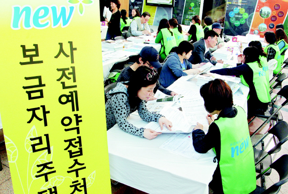 <b>내 보금자리는…</b> 수도권 2차 보금자리주택지구에 지어질 1만8511가구에 대한 사전예약이 시작된 7일 서울 개포동 에스에이치(SH)공사 로비에서 예비청약자들이 관계자와 상담을 벌이고 있다. 연합뉴스