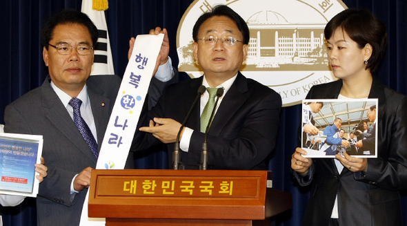 민주당 관권선거대책위원회 최규식 위원장(가운데)과 백제현(왼쪽), 김유정(오른쪽) 위원이 11일 오전 국회에서 “이재오 국민권익위원장이 한나라당을 연상시키는 어깨띠를 착용하고 불법선거운동을 하고 있다”며 선관위 고발 방침을 밝히고 있다.  박종식 기자 anaki@hani.co.kr