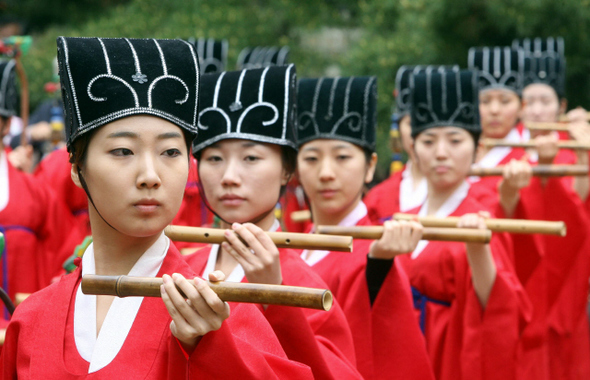  11일 오전 서울 종로구 명륜동 성균관 대성전에서 열린 ‘춘기 석전대제’에서 성균관대 무용학 전공 학생들이 제례에 맞춰 8명씩 8줄로 늘어서 ‘팔일무’를 추고 있다. 석전대제는 매년 봄가을 두 차례 유교의 성현 39위에게 제사를 올리는 유교에서 가장 큰 의식이다. 
 김태형 기자 xogud555@hani.co.kr