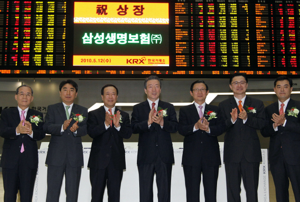 12일 오전 서울 여의도 한국거래소에서 열린 삼성생명보험㈜의 상장 기념식에서 김봉수 한국거래소 이사장(왼쪽 세번째), 이수창 삼성생명 대표이사(가운데) 등 참석자들이  박수를 치고 있다. 연합뉴스