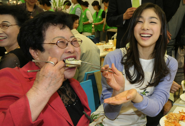 피겨 여왕’ 김연아가 13일 오후 서울 홈플러스 영등포점에서 지역 어르신들을 초청해 열린 ‘사랑의 점심 나누기’ 행사에서 한 참석자에게 음식을 건네며 환하게 웃고 있다.  김진수 기자 jsk@hani.co.kr