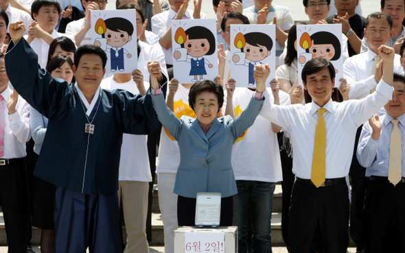 한명숙 민주당 서울시장 후보(가운데)와 유시민 국민참여당 경기지사 후보(오른쪽), 송영길 민주당 인천시장 후보가 14일 오후 서울 여의도 문화마당에서 열린 수도권 야권 단일후보 기자회견에서 선거 승리를 위한 공동실천 결의문을 채택한 뒤 손을 맞잡아 들어올리고 있다.  김경호 기자 <A href="mailto:jijae@hani.co.kr">jijae@hani.co.kr</A>
