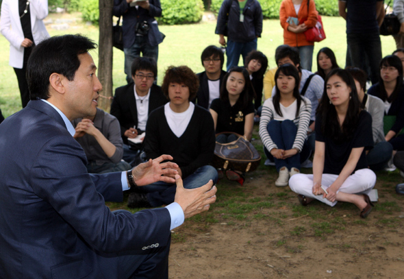 오세훈 한나라당 서울시장 후보가 16일 오후 서울 건국대에서 열린 ‘대학생들과의 타운 미팅’에 참석해 질문에 답하고 있다.  탁기형 선임기자 khtak@hani.co.kr