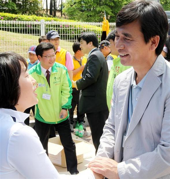 유시민 국민참여당 경기지사 후보(오른쪽)가 16일 오전 수원시 팔달구 우만동 수원월드컵경기장을 찾은 주민들과 인사하며 지지를 호소하고 있다.  수원/연합뉴스