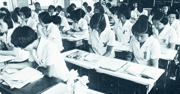 1980년 5월27일 ‘5월항쟁’ 이후 광주시내 한 여고 교실에 돌아오지 않은 친구의 자리에 하얀 조화가 놓여 있다. 휴교령이 풀려 학교는 다시 문을 열었지만 죽거나, 다치거나, 끌려가거나, 사라진 여학생들 중에는 끝내 돌아오지 못한 친구들이 적지 않았다.