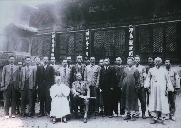 중국에서 귀국한 이듬해 1946년 봄 백범 김구 선생이 공주 마곡사에서 관내 유지들과 함께 찍은 기념 사진으로 2009년 공주시 사곡면사무소에서 뒤늦게 발견된 것이다. 백범 옆에 앉은 이는 우당 이시영 초대 부통령이다.