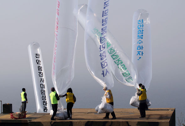 보수단체, 대북전단 살포 자유북한운동연합과 납북자가족모임 회원들이 20일 오후 인천 옹진군 백령도 심청각에서 천안함 사고 내용이 담긴 전단 50만장과 연평·대청해전 동영상이 담긴 시디(CD) 등을 북쪽을 향해 날려보내고 있다.  백령도/연합뉴스