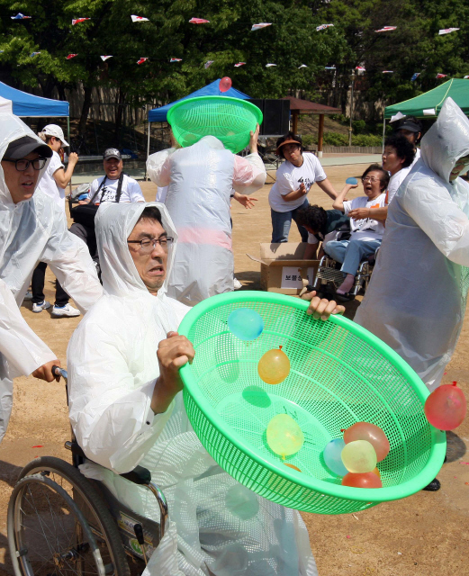  20일 오후 서울 노원구 노해근린공원에서 서울시립북부장애인종합복지관 등이 마련한 ‘북부어울림체육대회’에서 장애인들이 물풍선 던지기 놀이를 하며 즐거운 시간을 보내고 있다. 
 김태형 기자 xogud555@hani.co.kr