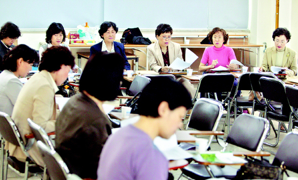 최근 글쓰기 열풍 속에서 직접 전문적인 글을 제대로 쓰길 원하는 사람들이 많아지고 있다. 기본부터 체계적으로 배우면 글쓰가가 한결 수월하다. <한겨레> 자료사진