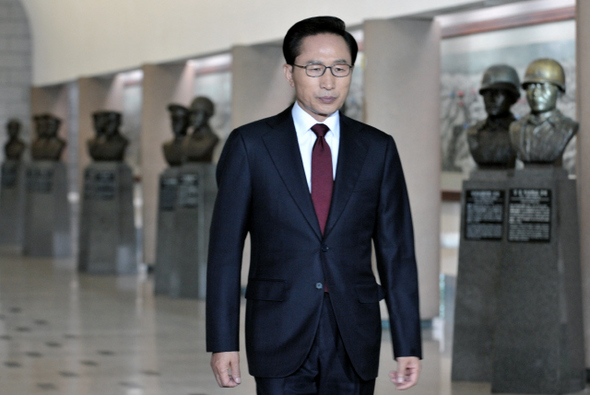 이명박 대통령이 24일 오전 서울 용산 전쟁기념관에서 천안함 관련 대국민 담화를 발표하려고 회견장으로 들어서고 있다. 뒤편에 한국전쟁 전사자 흉상이 늘어서 있다.  청와대사진기자단