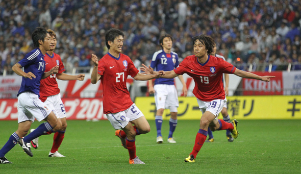 한국 축구대표팀의 박주영(오른쪽)이 24일 사이타마에서 열린 일본과의 평가전 후반 종료 직전 페널티골을 성공시킨 뒤 환호하고 있다. 사이타마/김진수 기자 jsk@hani.co.kr