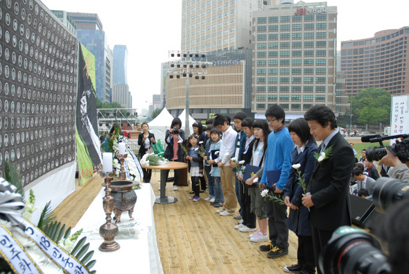 2008년 5월 5·18민중항쟁 28돌 기념 ‘제4회 서울청소년대회’ 문예공모전에서 입상한 학생들이 서울광장에 마련된 ‘5월 민주영령 추모단’에 묵념하고 있다.  5·18민중항쟁 서울기념사업회