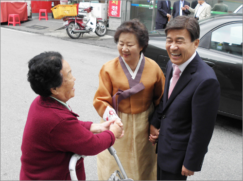 노무현 전 대통령의 누나 영옥(가운데)씨가  25일 대전시장 후보 지원유세에 나서 유권자들과 인사하고 있다.