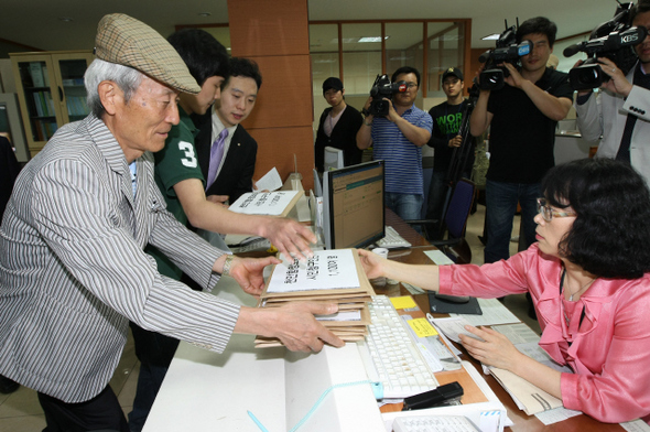  참여연대와 ‘민주사회를 위한 변호사모임’ 회원들이 31일 오후 서울 용산구 국방부민원실에서 천안함 침몰과 관련해 열상감시장비(TOD) 영상과 항적기록 등 12가지 사항에 대한 정보공개청구서를 제출하고 있다. 이들은 지난 29일부터 이틀동안 시민청구인단을 모집해 1100여명의 시민들한테서 참가 서명을 받았다. 이종근 기자 <A href="mailto:root2@hani.co.kr">root2@hani.co.kr</A>