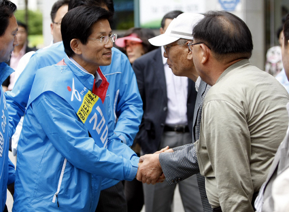 김문수 한나라당 경기도지사 후보가 31일 오후 경기 군포시 광정동 산본역 앞에서 시민들과 악수하며 지지를 호소하고 있다. 군포/박종식 기자 <A href="mailto:anaki@hani.co.kr">anaki@hani.co.kr</A>