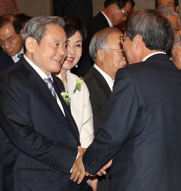   이건희 삼성전자 회장이 1일 오후 서울 순화동 호암아트홀에서 열린 제20회 호암상 시상식에 부인 홍라희씨와 함께 참석해 정운찬 총리(오른쪽 옆모습)와 인사를 하고 있다. 
 김진수 기자 <A href="mailto:jsk@hani.co.kr">jsk@hani.co.kr</A>