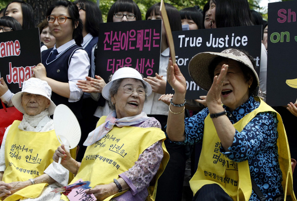 일본군 위안부 피해 할머니들이 2일 낮 서울 종로구 중학동 주한 일본대사관 앞에서 한국정신대문제대책협의회가 연 정기 수요집회에서 한신대 학생들의 노래 공연을 보며 즐거워하고 있다.  박종식 기자 anaki@hani.co.kr