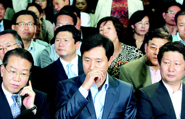 오세훈 한나라당 서울시장 후보가 3일 새벽 1시께 서울 태평로 언론회관에 있는 선거사무실을 찾아 지지자들과 함께 개표상황을 지켜보고 있다. 이종찬 선임기자 rhee@hani.co.kr