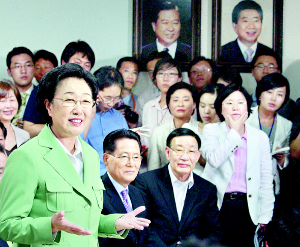 한명숙 서울시장 후보가 3일 새벽 개표 결과 오세훈 한나라당 후보를 근소한 차이로 앞서 나가자 서울 여의도 당사에서 소감을 밝히고 있다. 뒤에 김대중 전 대통령의 사진이 걸려 있다. 탁기형 선임기자 khtak@hani.co.kr