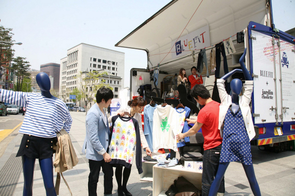 신세계백화점은 지난 4월과 5월 서울 홍익대 앞, 가로수길 등에 컨테이너 트럭을 개조해 만든 편집 의류 매장 ‘블루핏’의 팝업 스토어를 열었다. 신세계백화점 제공