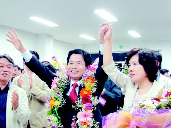 김승환 전북도교육감 당선자가 3일 전주시 서신동 선거사무실에서 당선이 확정된 뒤 꽃다발을 목에 걸고 지지자들과 환호하고 있다. 김승환 당선자 캠프 제공