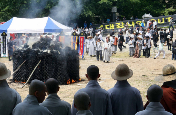 4일 오전 경북 군위군 군위읍 상곡리 지보사에서 열린 4대강사업을 반대하며 소신공양을 올린  문수스님의 영결식이 끝난 뒤 다비의식이 행해지고 있다. 군위/김태형 기자 xogud555@hani.co.kr