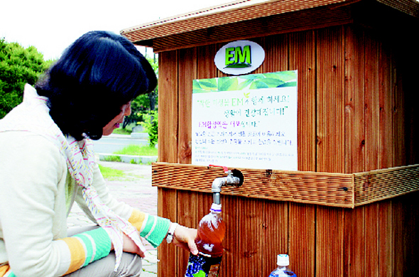 전북 전주비전대학이 일반인에게 무료 배포하는 친환경 유용미생물(EM) 활성액은 물에 희석해 천연세제로 쓰거나 농작물에 뿌리는 용도로 쓸 수 있다. 전주비전대학 제공