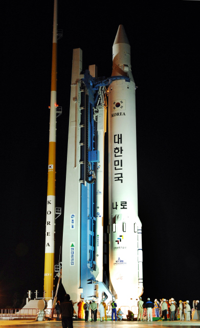 우주발사체 나로호가 2차 발사를 이틀 앞둔 7일 밤 전남 고흥군 봉래면 나로우주센터의 발사대에 세워져 있다. 고흥/한국항공우주연구원 제공