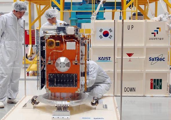 지난 4월8일 과학기술위성 2호가 대전 대덕연구단지 한국항공우주연구원 연구동에서 나로우주센터로 옮겨지기 전 연구원들이 최종 점검을 하고 있다. 한국항공우주연구원 제공