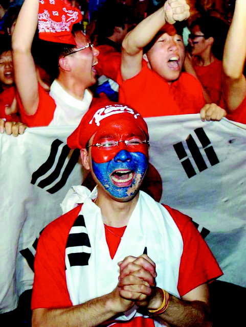 충청·강원에선 대학가와 종합운동장을 중심으로 시민들의 거리 응원전이 벌어질 예정이다. 사진은 2002년 대전 중앙로에 모인 시민들이 응원하는 모습. <한겨레> 자료사진