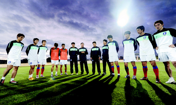 허정무 축구대표팀 감독(가운데)이 11일(한국시각) 남아프리카공화국 포트엘리자베스 겔반데일 연습장에서 그리스전에 대비한 연습을 마친 뒤 선수와 코치진을 모두 한자리에 모아놓고 이야기하고 있다. 왼쪽부터 오범석·이청용·이동국·박지성·이영표 선수, 김현태 코치, 허 감독, 정해성·박태하 코치, 강민수·조용형·염기훈·김남일 선수. 포트엘리자베스(남아공)/사진공동취재단