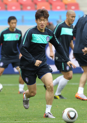 박지성 선수가 11일(한국시각) 그리스와 첫 경기가 열릴 포트엘리자베스 넬슨만델라베이 경기장에서 마지막 훈련을 하고 있다.
포트엘리자베스/김진수 기자 jsk@hani.co.kr