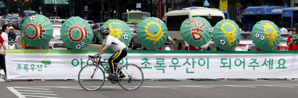 어린이재단 자원봉사자들이 11일 오후 서울 광화문 네거리에서 ‘초록우산처럼 월드컵을 향해 꿈을 활짝 펼치자’는 주제의 행위극을 벌이고 있다. 이번 행사는 2010 남아공 월드컵을 맞아 어려운 가정형편에도 축구선수의 꿈을 키우고 있는 어린이재단 축구 꿈나무와 축구대표팀을 응원하기 위해 열렸다. 박종식 기자 anaki@hani.co.kr