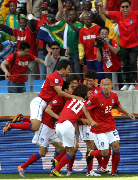 한국축구대표팀 이정수가 12일 밤(한국시간) 포트엘리자베스 넬슨 만델라 베이 스타디움에서 열린 남아공월드컵 B조 첫경기 그리스와의 경기에서 첫골을 넣은 환호하고 있다. 포트엘리자베스/김진수 기자 jsk@hani.co.kr