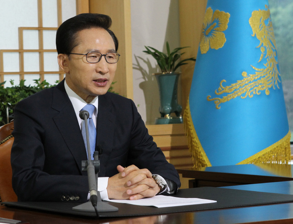 이명박 대통령이 14일 청와대에서 TV와 라디오로 생방송된 제42차 라디오.인터넷 연설을 통해  향후 국정운영의 방향을  말하고  있다. 청와대제공
