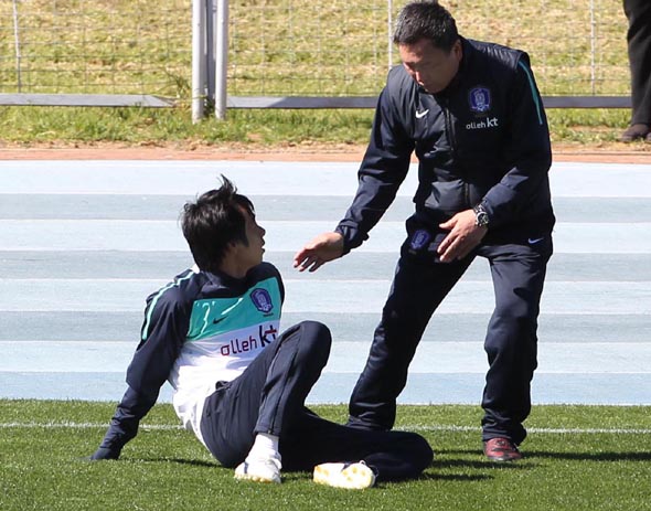 허정무 감독이 15일 오후(한국시각) 남아공 루스텐버그 올림피아파크 경기장에서 열린 훈련에서 염기훈과 이야기를 나누고 있다. 루스텐버그/김진수 기자 <A href="mailto:jsk@hani.co.kr">jsk@hani.co.kr</A>