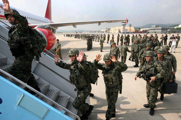  아프가니스탄 지방재건팀을 경호하는 임무를 담당할 한국군 오쉬노부대 선발대가 15일 오전 경기 성남 서울공항에서 아프가니스탄으로 출국하는 비행기에 오르며 배웅객들을 향해 손을 흔들고 있다. 이날 출국한 선발대 79명에 이어 7월과 8월에 본대 237명이 나뉘어 출국한다. 
 성남/김태형 기자 xogud555@hani.co.kr