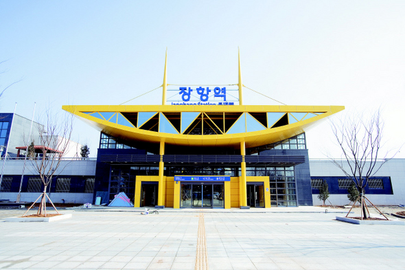 장항선 장항역이 새 단장을 했다. 이 역은 한국철도시설공단이 2008년 마무리한 장항선 1단계 선로개량사업에 따라 현대식 건물로 새로 지어졌다. 한국철도시설공단 제공