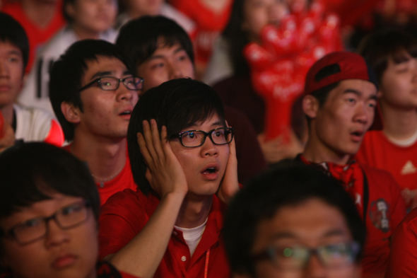 17일 밤 서울광장에서 붉은 옷을 입고 한국 축구대표팀을 응원하던 시민들이 아르헨티나에 잇따라 골을 허용하는 모습을 대형 화면으로 지켜보며 아쉬운 표정을 짓고 있다. 이종근 기자 root2@hani.co.kr