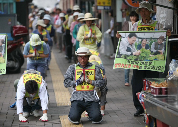 18일 오후 서울 명동성당에서 조계사까지 팔당공대위 회원들과 한살림 등 소비자단체 회원들이 4대강사업 중단 촉구와 팔당유기농지 보존을 위한 삼보일배를 하고 있다. 김태형 기자 xogud555@hani.co.kr