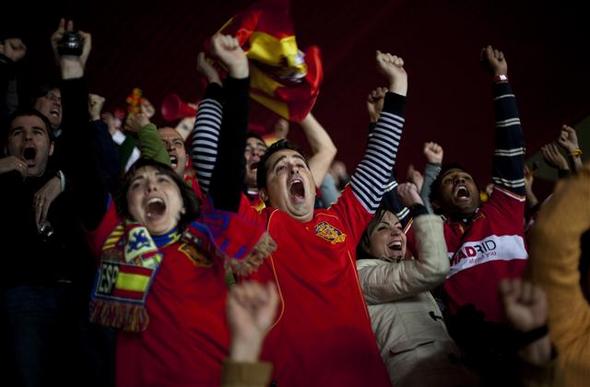 <b>그래, 바로 이거야! </b> 스페인 축구대표팀이 22일(한국시각) 요하네스버그 엘리스파크 경기장에서 열린 온두라스와의 월드컵 조별리그 H조 2차전에서 골을 터뜨리자 응원하던 스페인 팬들이 환호성을 지르며 양손을 번쩍 치켜들고 있다.  요하네스버그/AP 연합뉴스